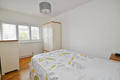 14 Queen Annes Close, Twickenham, TW2 5NN