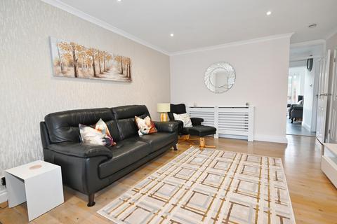 14 Queen Annes Close, Twickenham, TW2 5NN