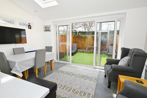 14 Queen Annes Close, Twickenham, TW2 5NN