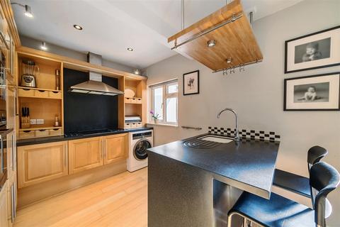 15 Grove Footpath, Surbiton, KT5 8AT