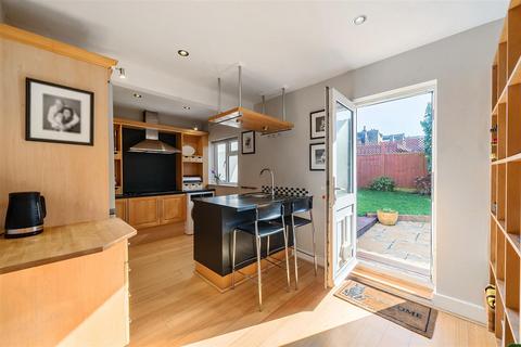 15 Grove Footpath, Surbiton, KT5 8AT