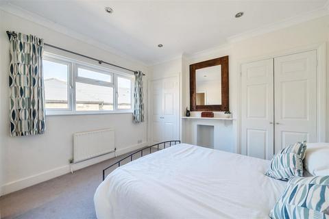 15 Grove Footpath, Surbiton, KT5 8AT