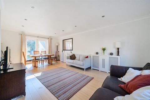 15 Grove Footpath, Surbiton, KT5 8AT