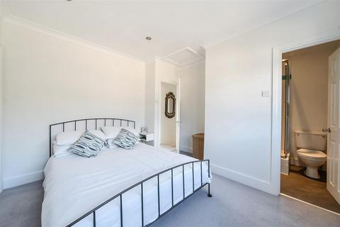 15 Grove Footpath, Surbiton, KT5 8AT