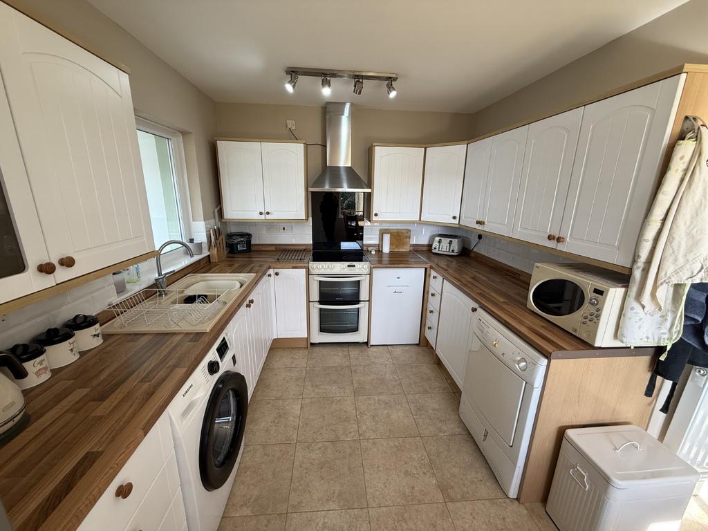 Rear 'L' Shaped Kitchen/Dining Room