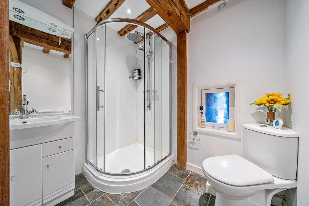 Annexe shower room.jpg