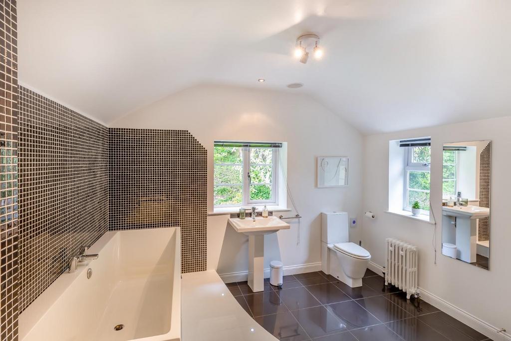 Bathroom..jpg