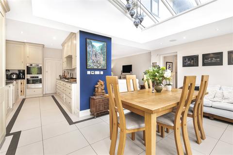 32 Meadway, London, N14 6NL