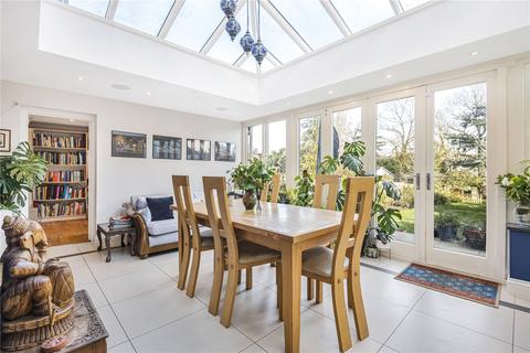 32 Meadway, London, N14 6NL