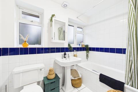 2 bedroom maisonette to rent, Haversham Close, East Twickenham