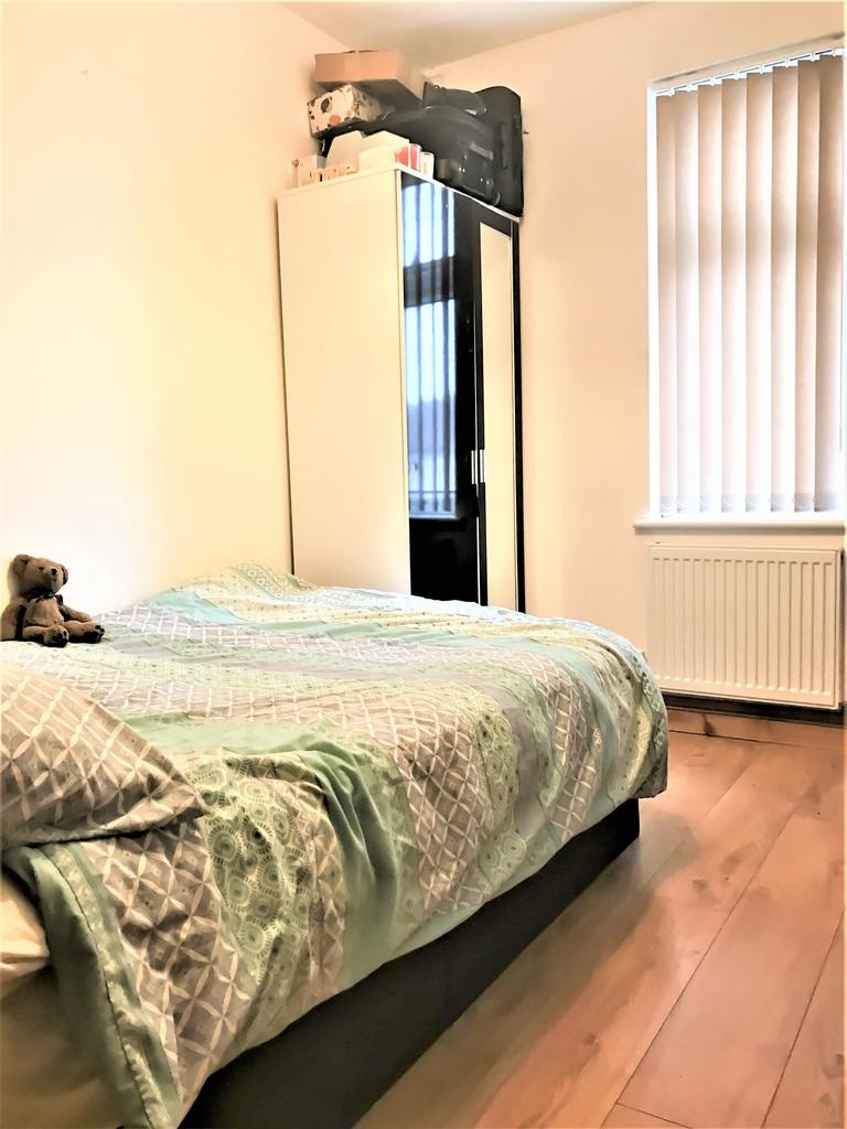 A cozy double bedroom featuring a comfortable b...