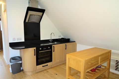 Studio to rent, Lodge Lane, Bolney, RH17