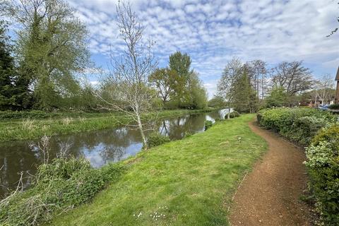 8 Weyview Gardens, Godalming, GU7 1GG