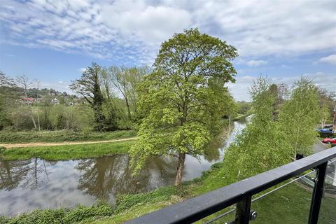 8 Weyview Gardens, Godalming, GU7 1GG