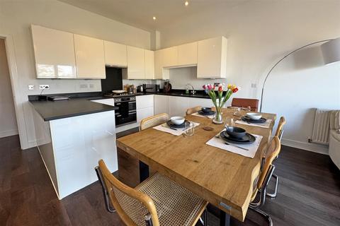 8 Weyview Gardens, Godalming, GU7 1GG