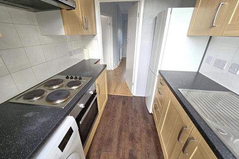 4 bedroom terraced house to rent, Bright & Spacious Four Bedroom House The Ridgeway Colindale NW9