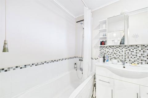 56 Avon Place, Reading, RG1 3LA