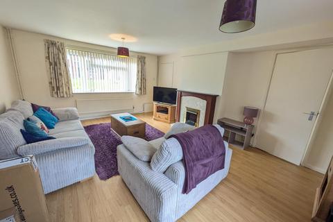 3 bedroom terraced house to rent, North Drive, Cranwell, NG34