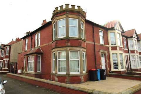 2 bedroom flat to rent, Carr Road, Fleetwood FY7