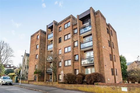 Avenue Elmers, Surbiton