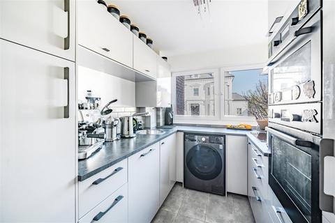 2 bedroom apartment for sale, Avenue Elmers, Surbiton