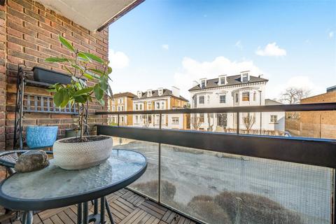 2 bedroom apartment for sale, Avenue Elmers, Surbiton
