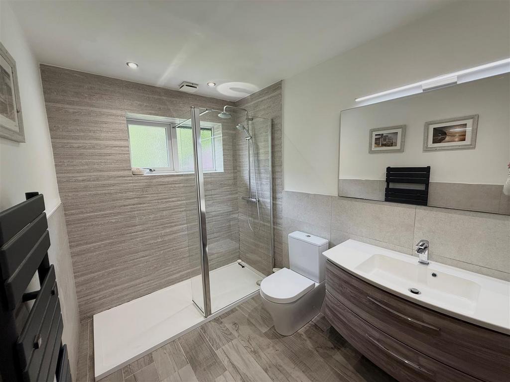 Ensuite bed 2.jpg
