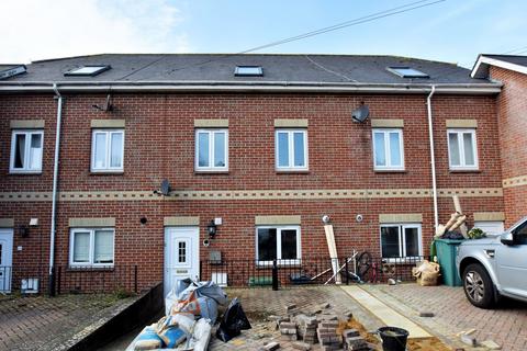 4 bedroom terraced house to rent, St. Davids Road, East Cowes PO32