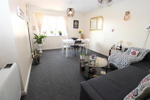 2 bedroom flat for sale, Chandlers Drive, Erith