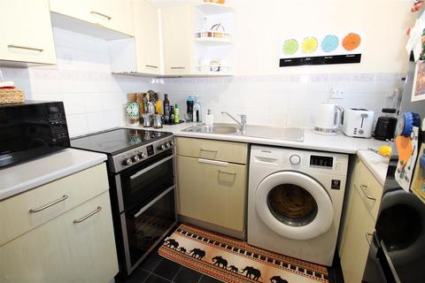 2 bedroom flat for sale, Chandlers Drive, Erith