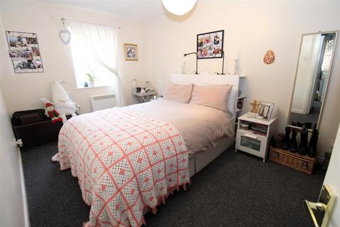 2 bedroom flat for sale, Chandlers Drive, Erith