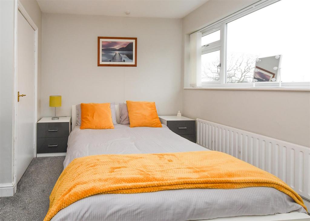 2 Yeadon Gardens - Bedroom.jpg