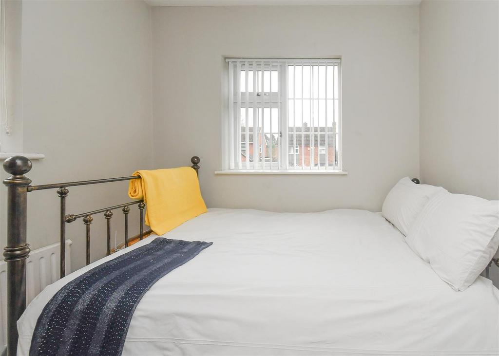 2 Yeadon Gardens - Bedroom (2).jpg