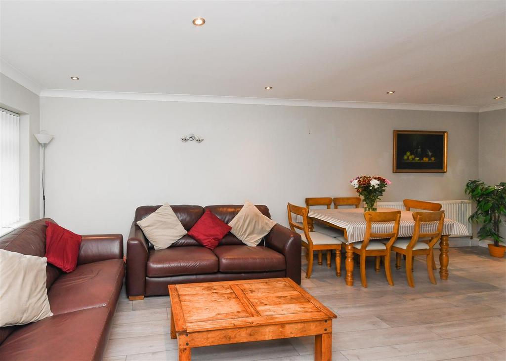 2 Yeadon Gardens - Lounge Diner.jpg