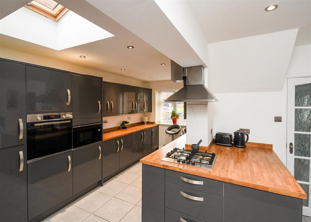 2 Yeadon Gardens - Breakfast Kitchen.jpg