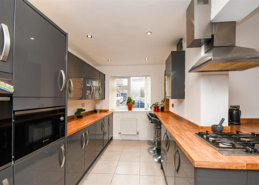 2 Yeadon Gardens - Breakfast Kitchen (2).jpg