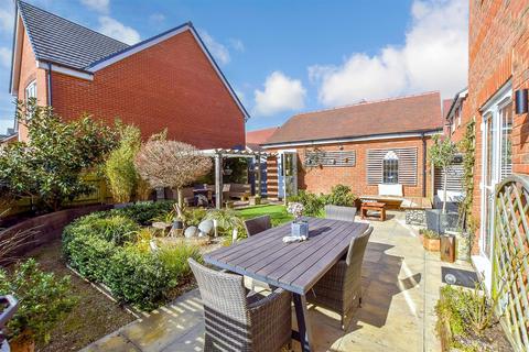 4 bedroom detached house for sale, Vespasian Close, Westhampnett, Chichester, West Sussex