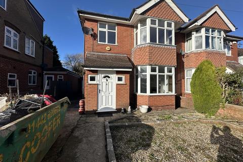 3 bedroom semi-detached house to rent, Barnfield Avenue, Luton