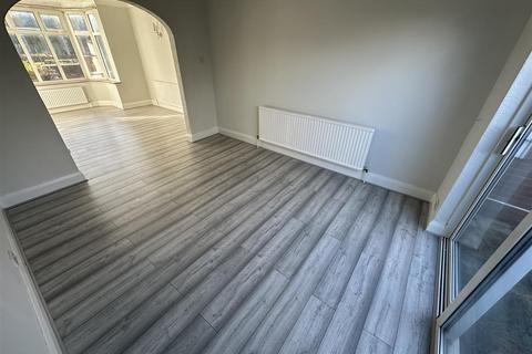 3 bedroom semi-detached house to rent, Barnfield Avenue, Luton