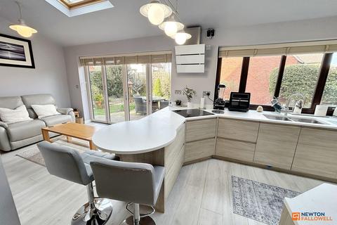 46 Canonsfield, Werrington, Peterborough, PE4 5AQ