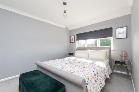 8 Birtrick Drive, Meopham, Gravesend, DA13 0LR