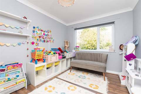 8 Birtrick Drive, Meopham, Gravesend, DA13 0LR