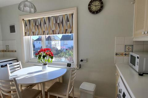 2 bedroom flat to rent, Glastonbury Road, Hove