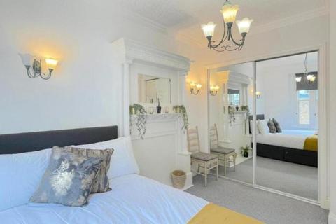 2 bedroom flat to rent, Gloucester Terrace, Paddington, London, W2