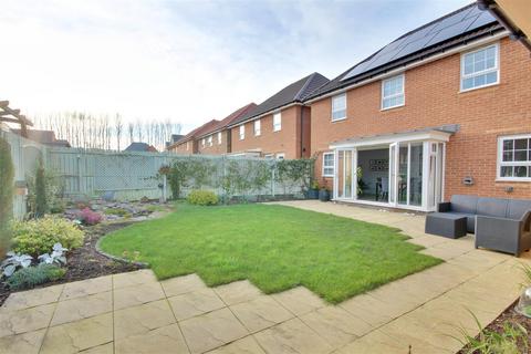 4 bedroom detached house for sale, Elm Tree Drive, Beverley