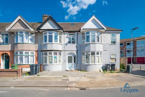 2 bedroom flat to rent, Thornhill Gardens, Barking IG11