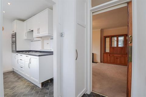 8 Amberley Close, Horsham, RH12 4LL