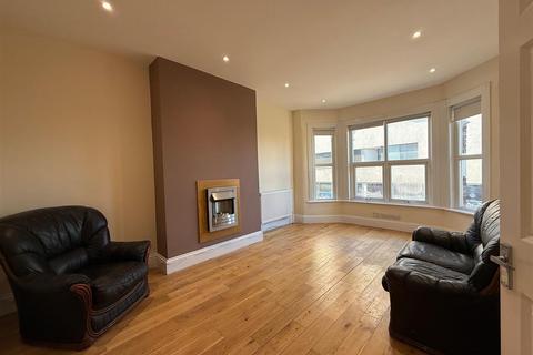 2 bedroom flat to rent, High Road, London N12