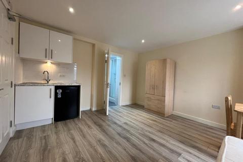 1 bedroom in a house share to rent, Watford Way, London NW7