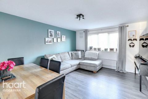 2 bedroom apartment for sale, Kidman Close, Gidea Park